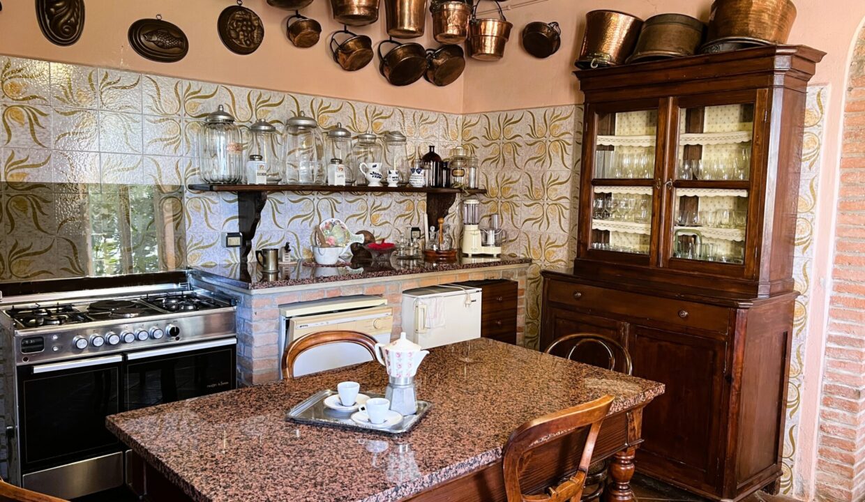 cucina casa indipendente con podere vicino a Colorno