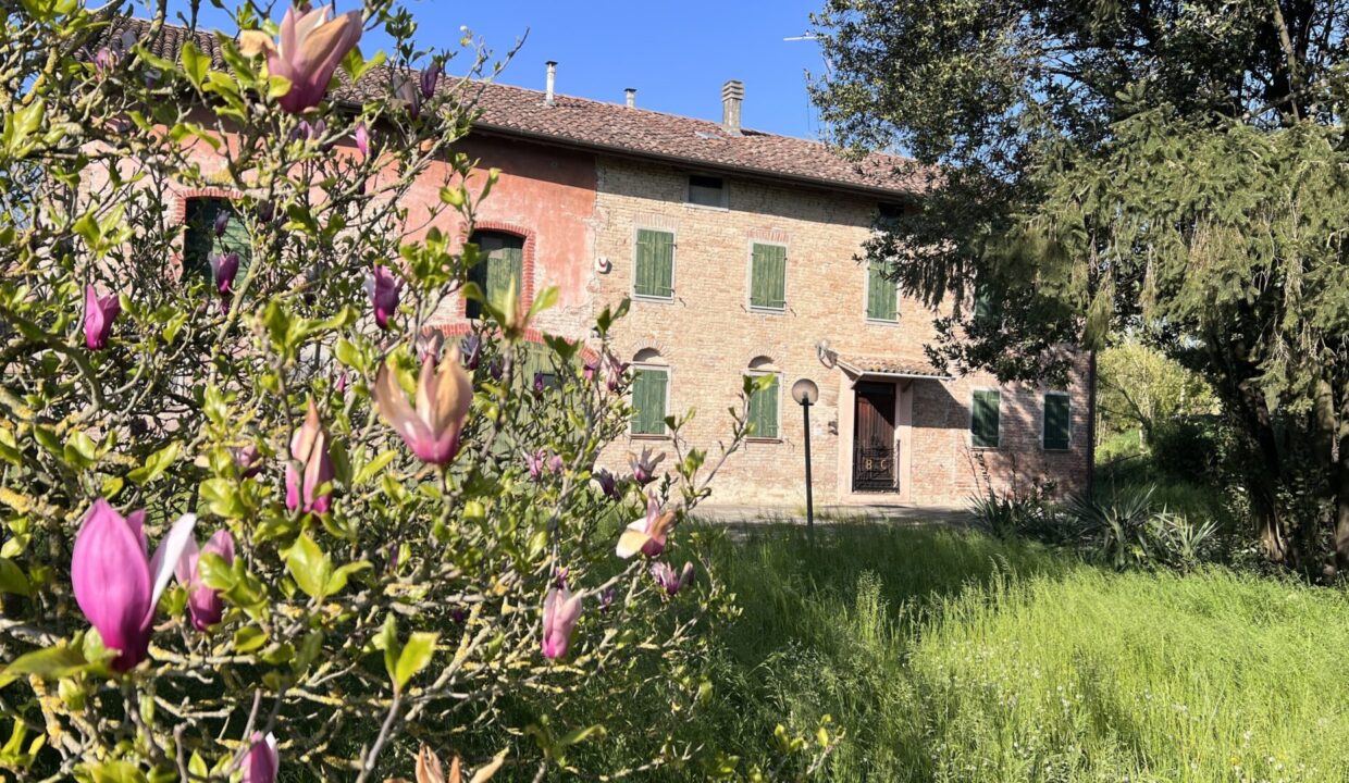 facciata casa indipendente con podere vicino a Colorno