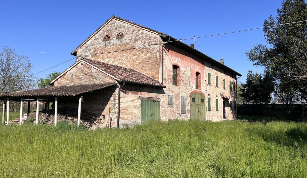 facciata casa indipendente con podere vicino a Colorno