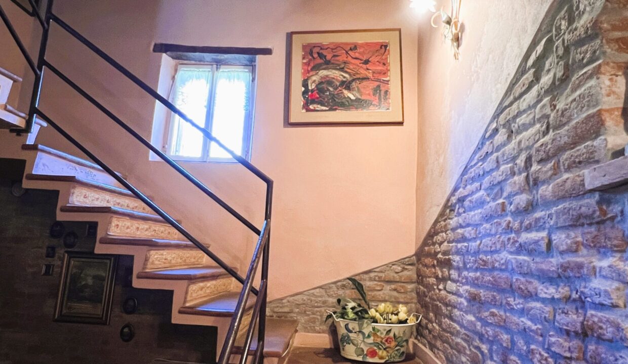 scala casa indipendente con podere vicino a Colorno