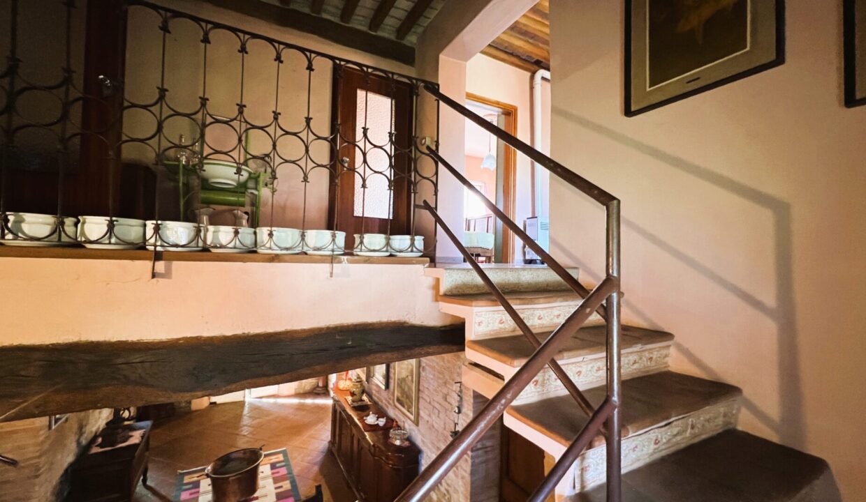 scala casa indipendente con podere vicino a Colorno