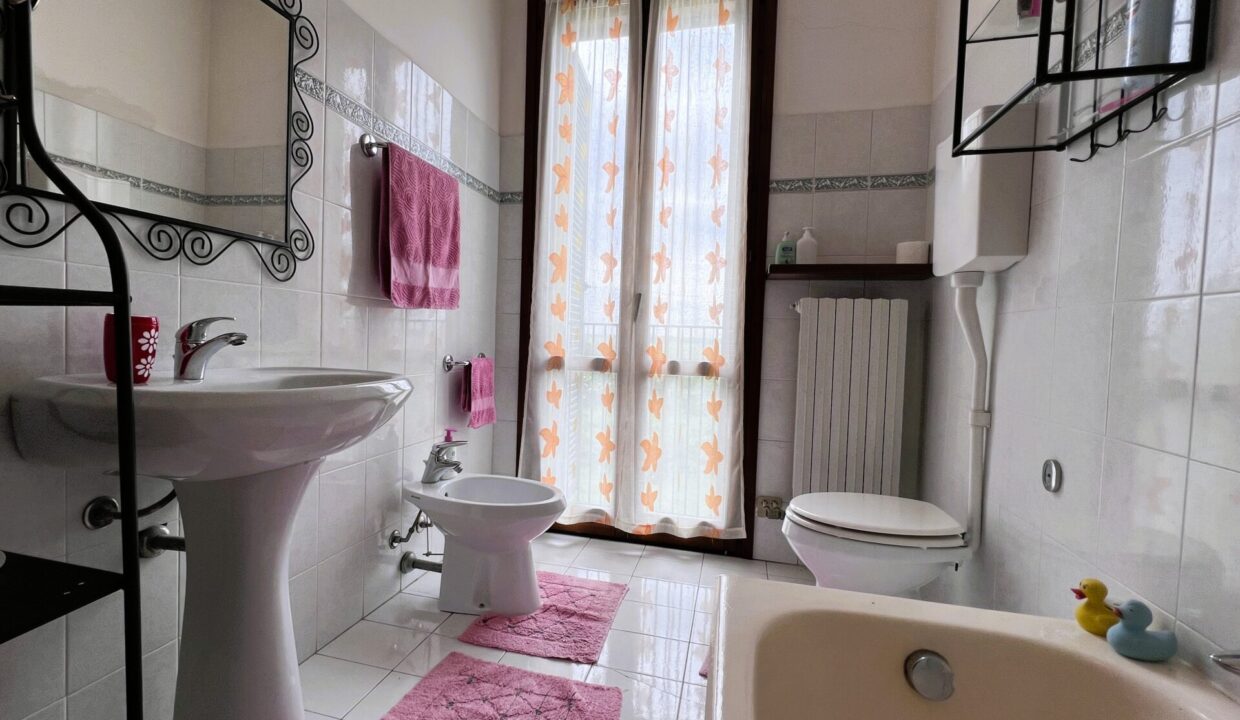 bagno 2°piano casa a schiera Colorno