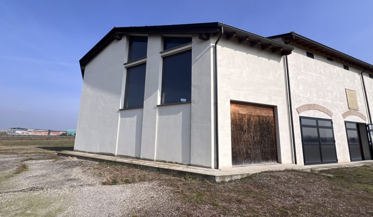 esterno appartamento al grezzo con deposito Colorno