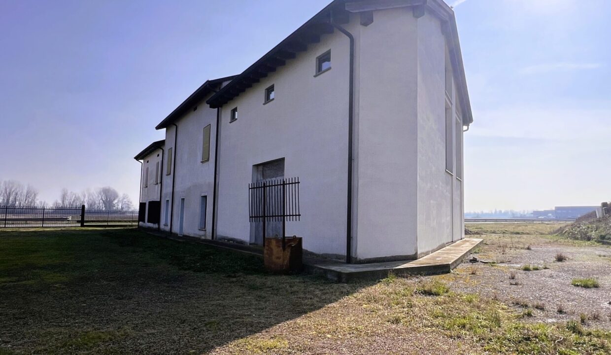 esterno appartamento al grezzo con deposito Colorno