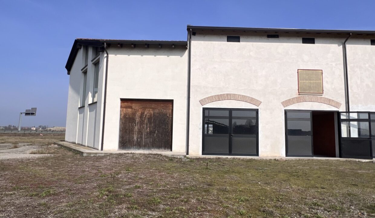 facciata appartamento al grezzo con deposito Colorno