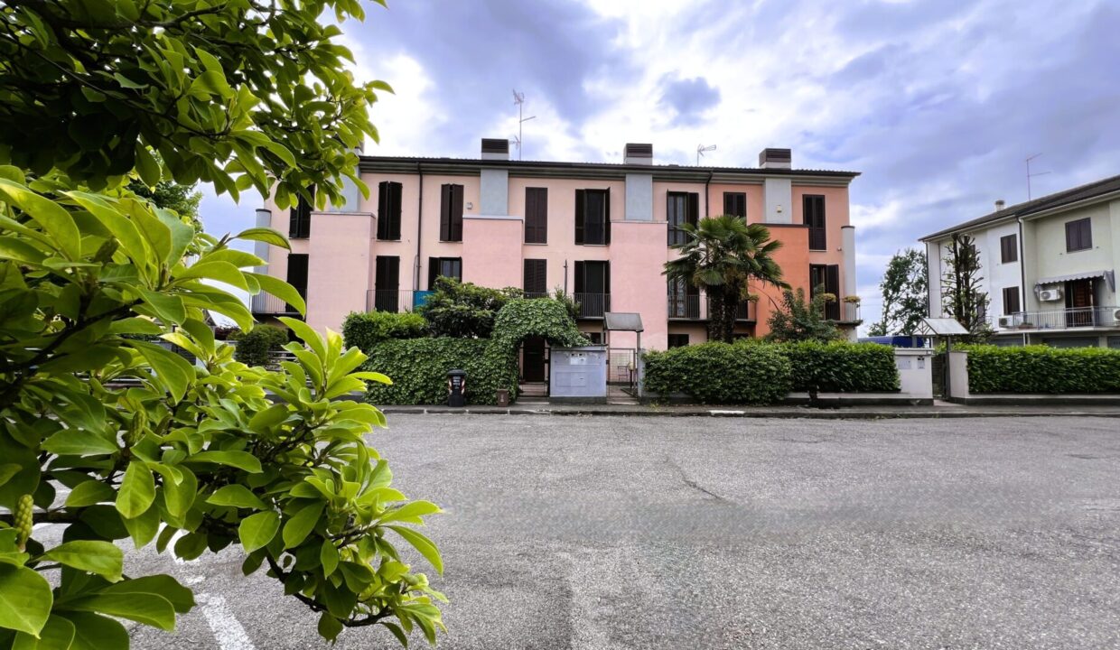 facciata casa a schiera Colorno