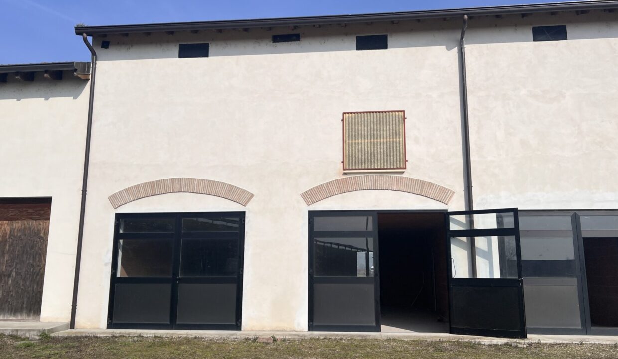 facciata appartamento al grezzo con deposito Colorno