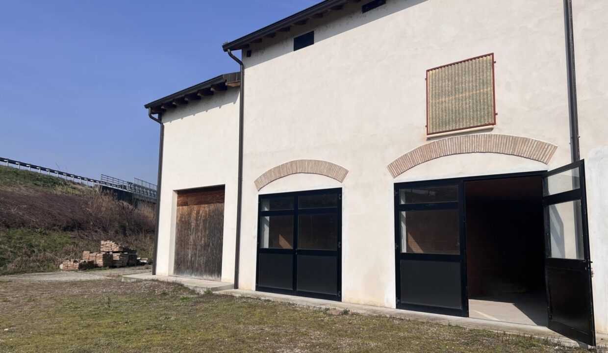 facciata appartamento al grezzo con deposito Colorno