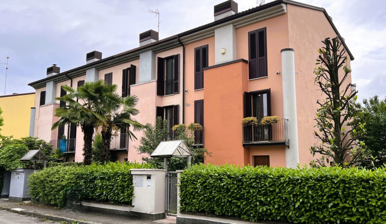 facciata casa a schiera Colorno