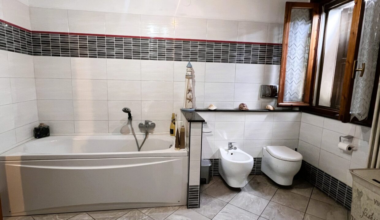 bagno casa ristrutturata in campagna Rivarolo