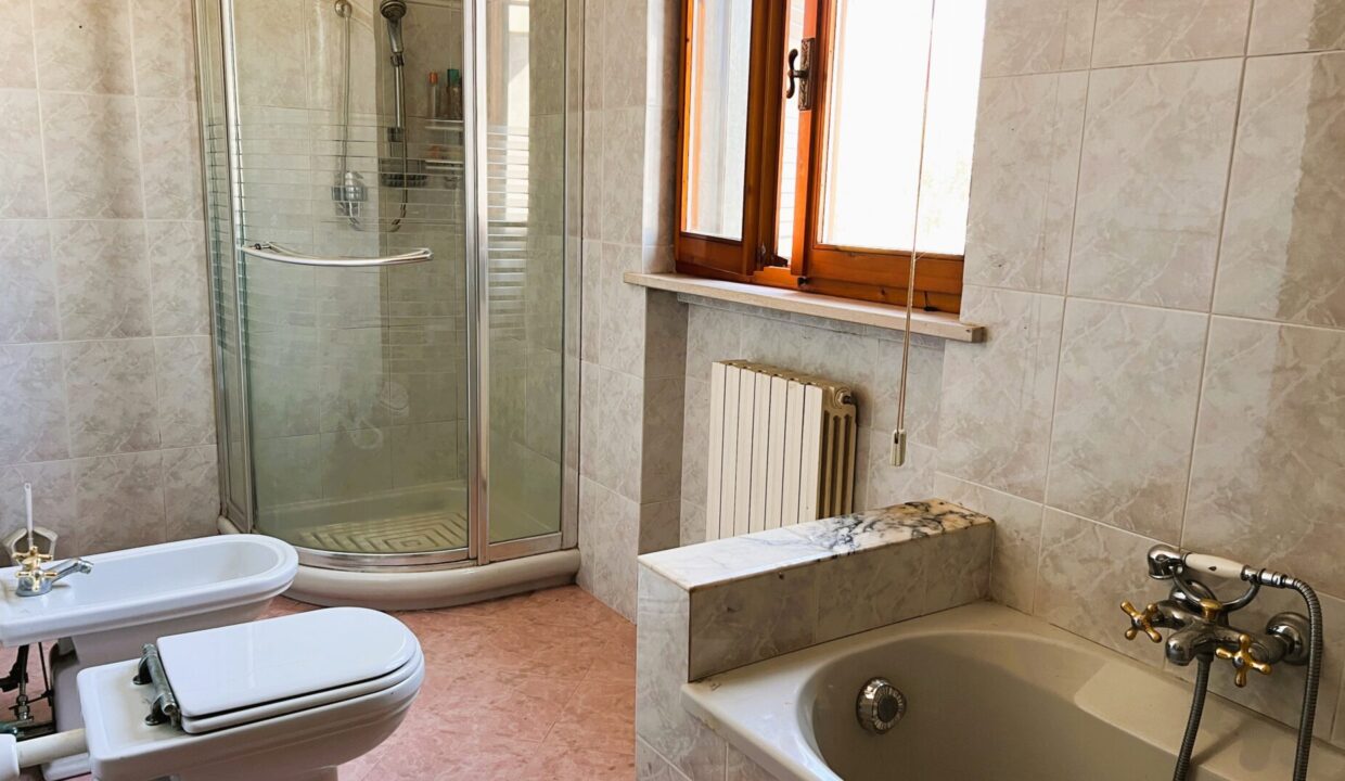 bagno p.t porzione di bifamiliare Sissa campagna