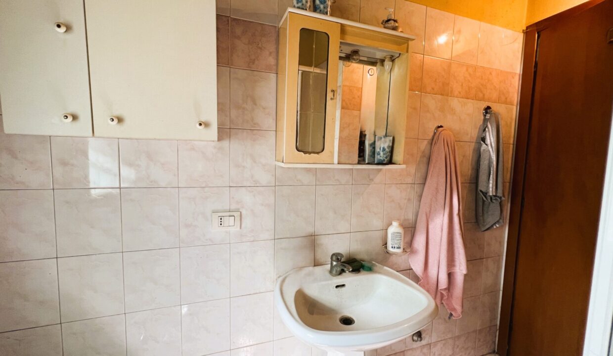 bagno piano terra casa ristrutturata in campagna Rivarolo