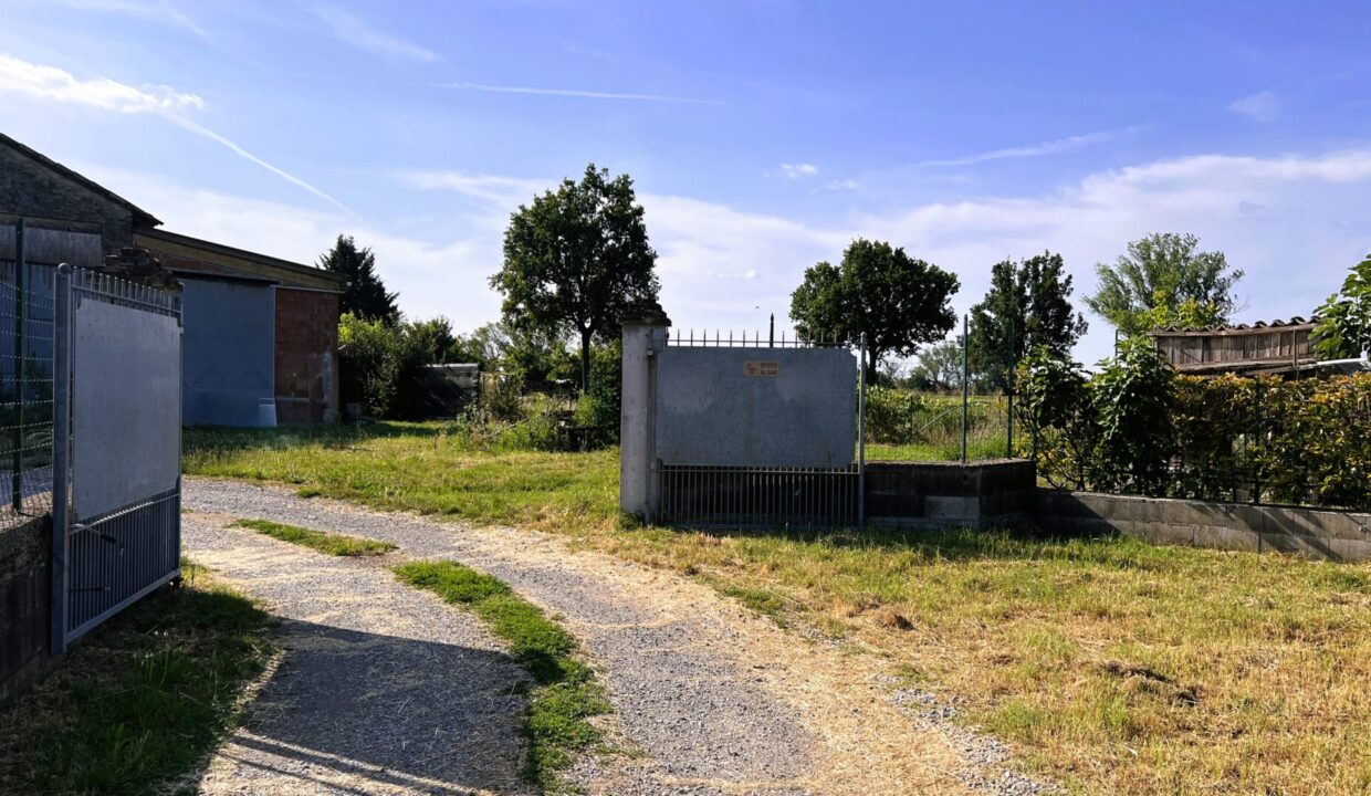 cancello casa ristrutturata in campagna Rivarolo