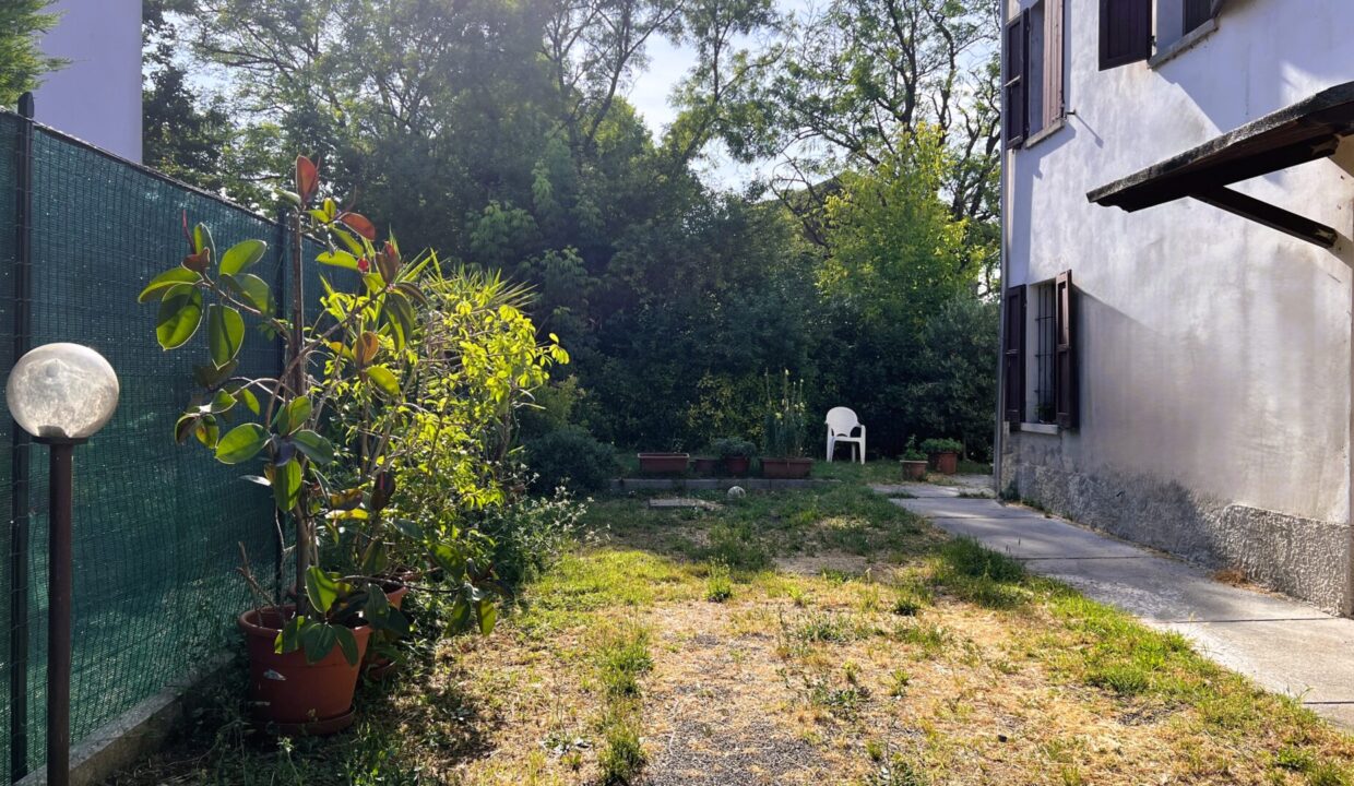 cortile casa ristrutturata in campagna Rivarolo