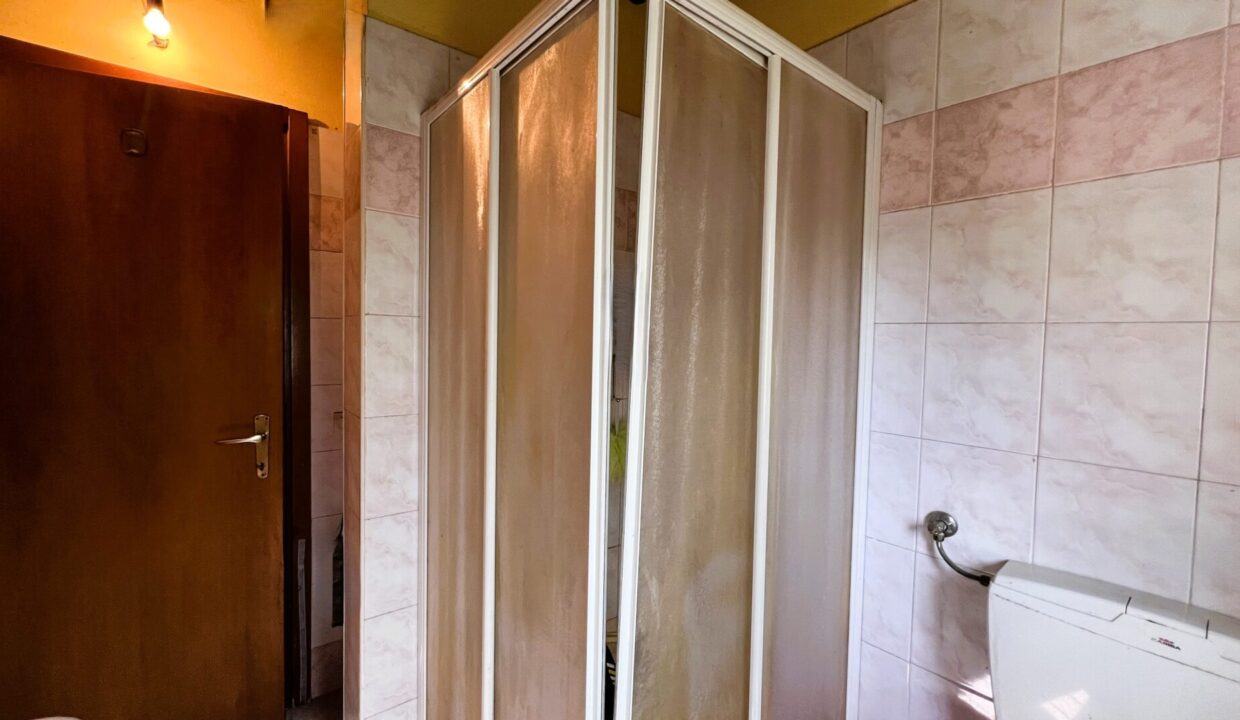 doccia piano terra casa ristrutturata in campagna Rivarolo