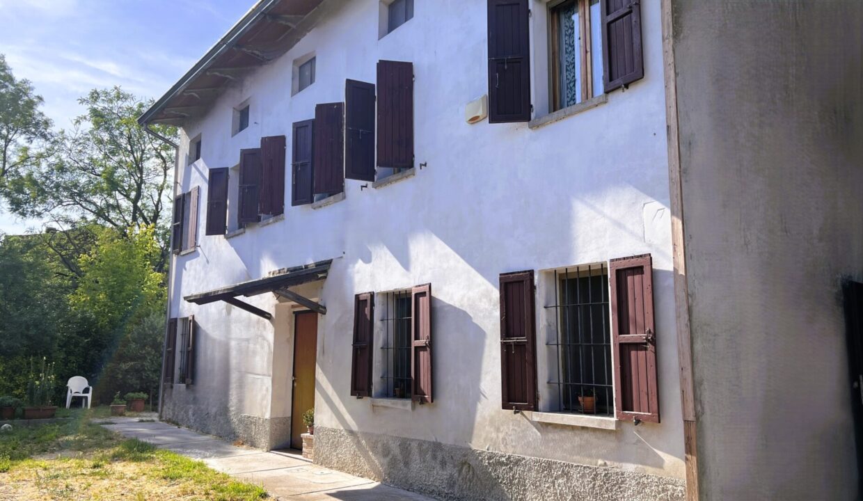 facciata casa ristrutturata in campagna Rivarolo