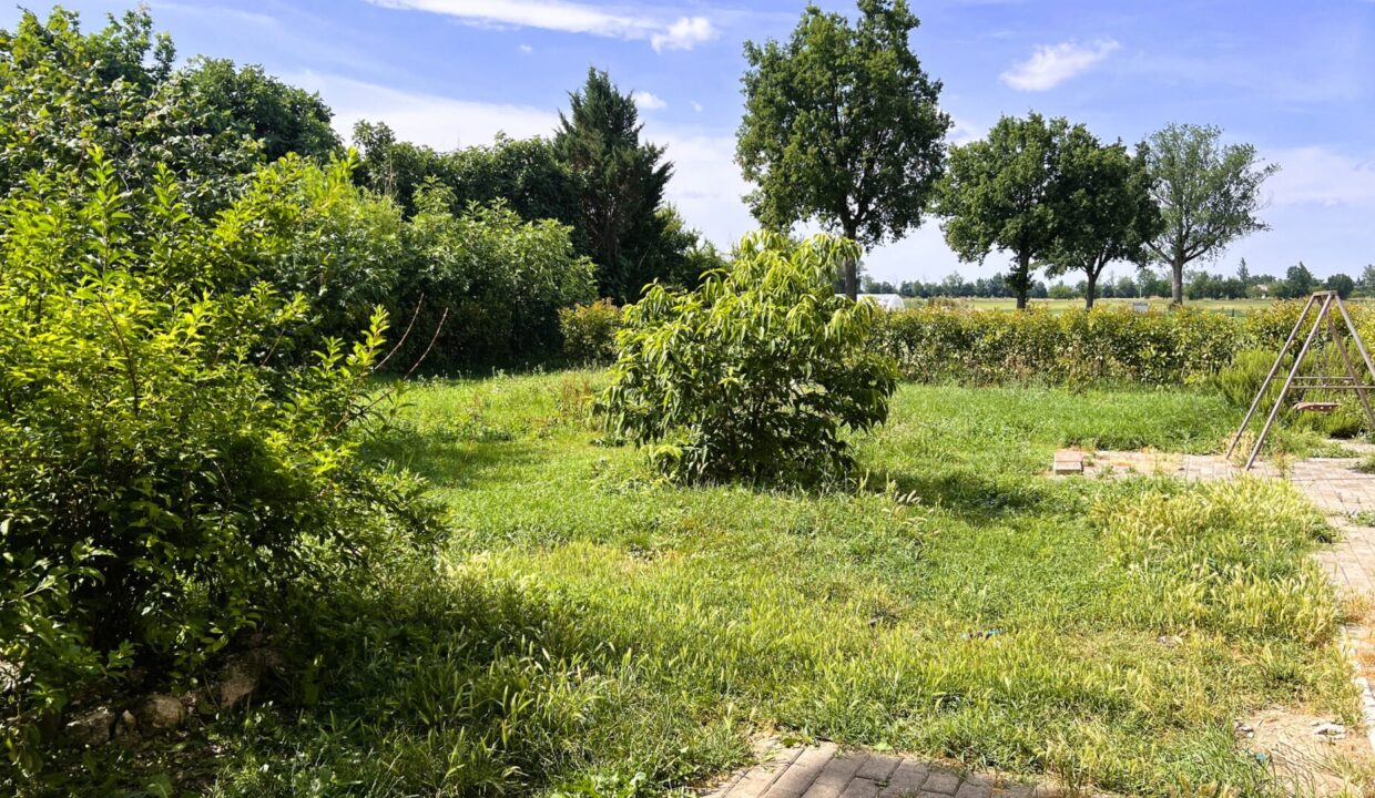 giardino casa ristrutturata in campagna Rivarolo