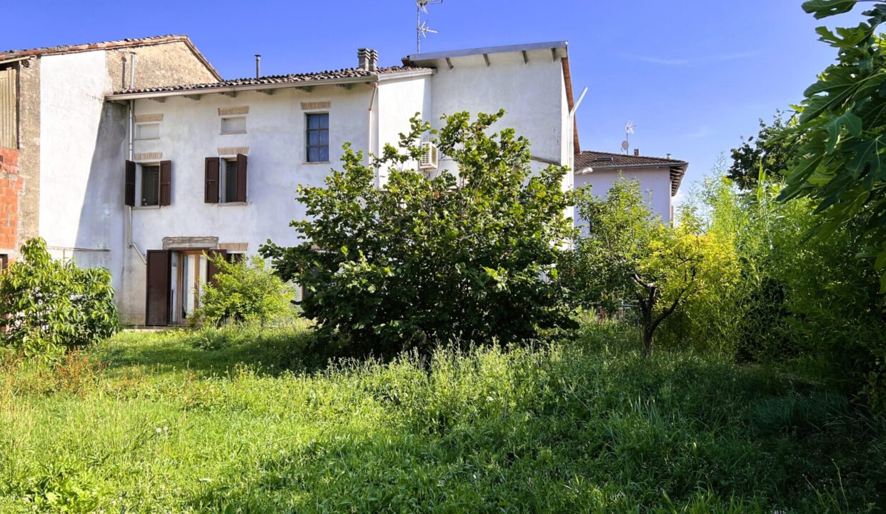 giardino casa ristrutturata in campagna Rivarolo