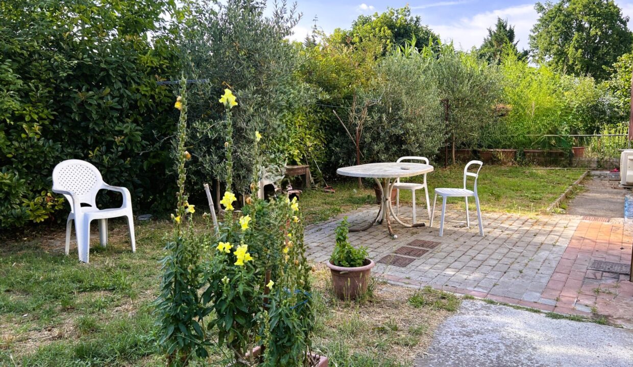 giardino casa ristrutturata in campagna Rivarolo