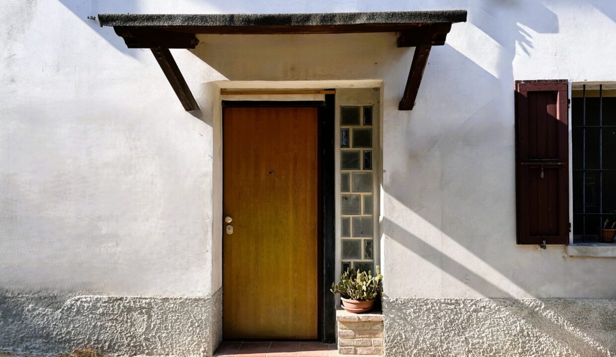 ingresso casa ristrutturata in campagna Rivarolo