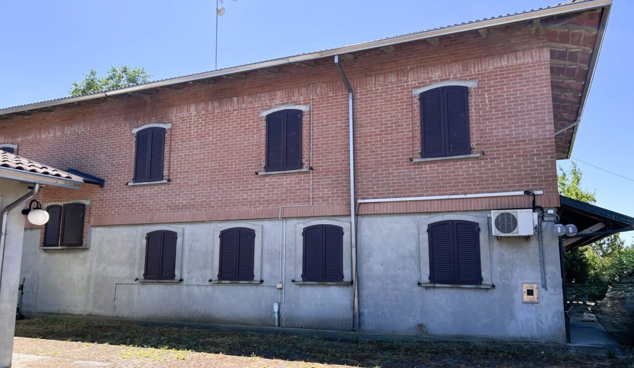 retro porzione di bifamiliare Sissa campagna
