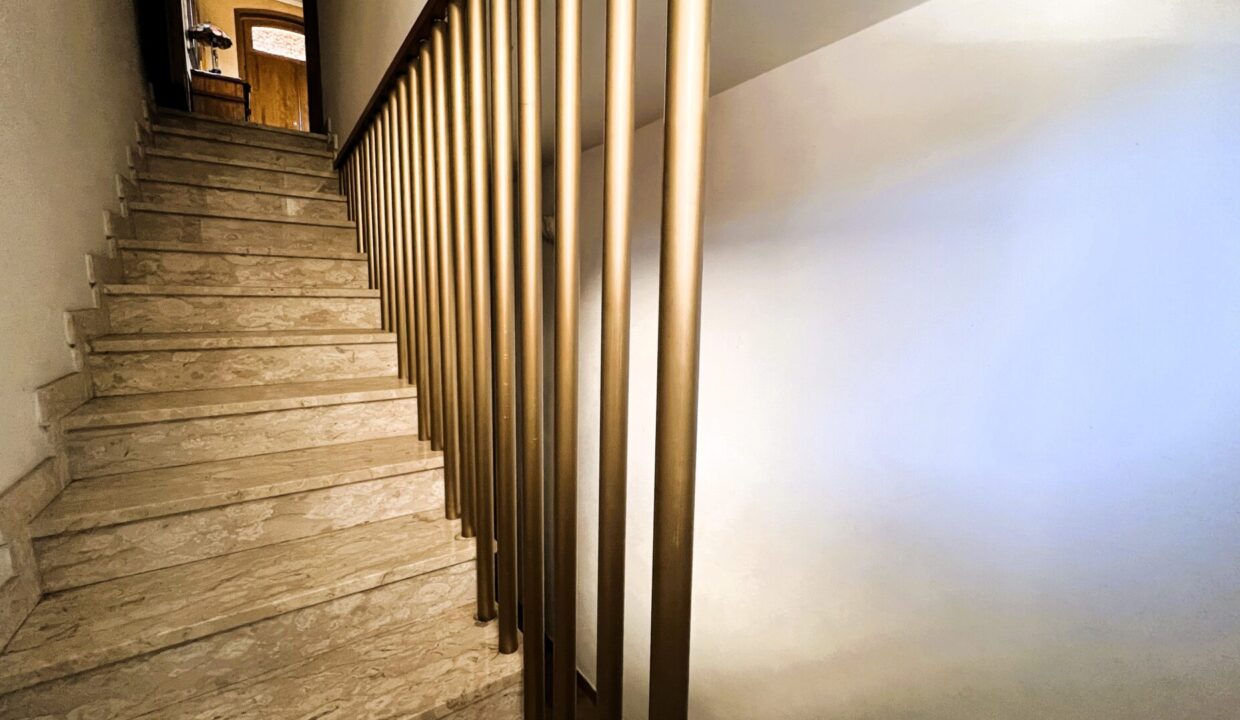 scala porzione di bifamiliare Sissa campagna