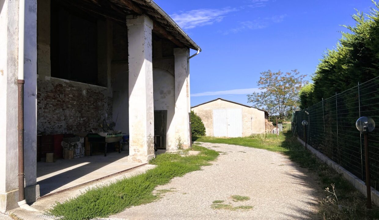 cortile rustico da ristrutturare Rivarolo di Torrile