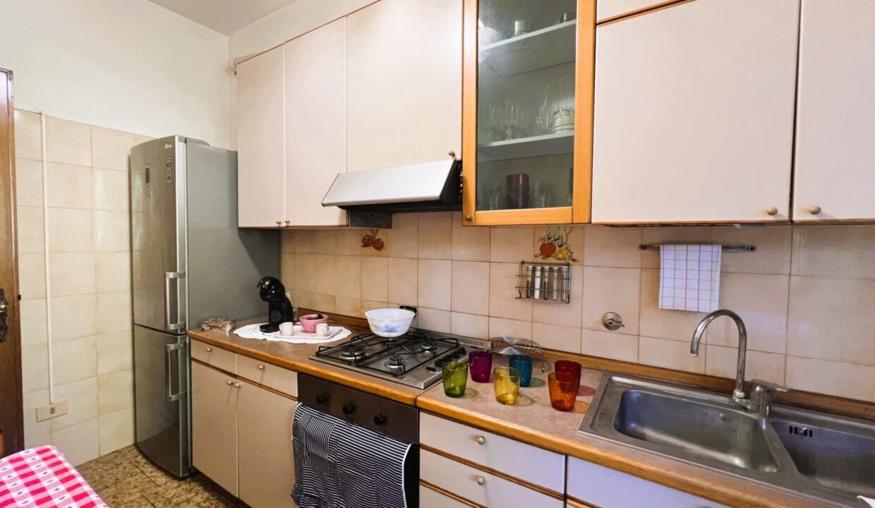 cucina appartamento con giardino Sissa campagna