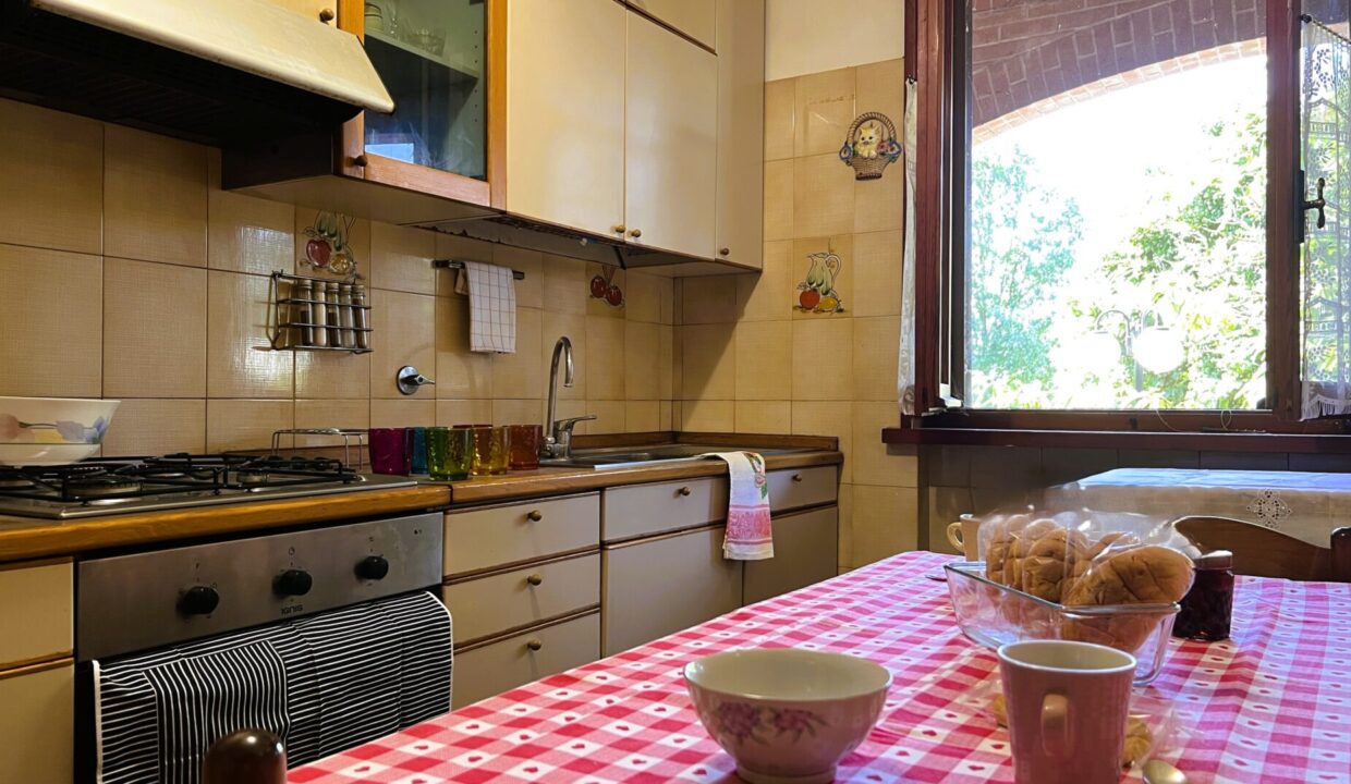 cucina appartamento con giardino Sissa campagna