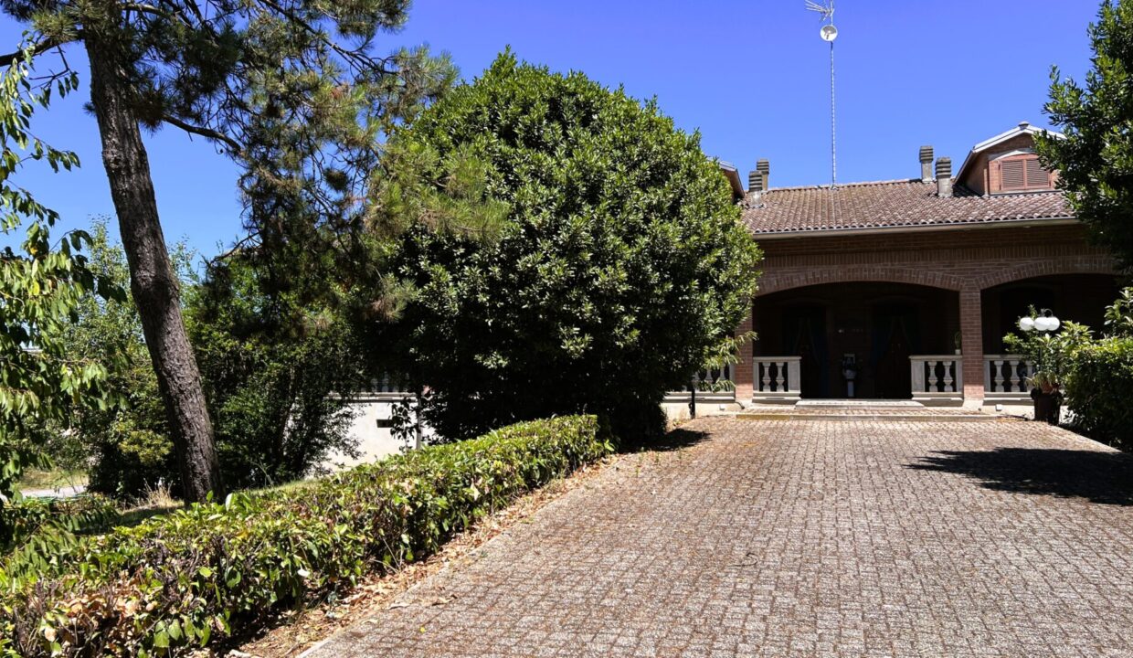 facciata appartamento con giardino Sissa campagna
