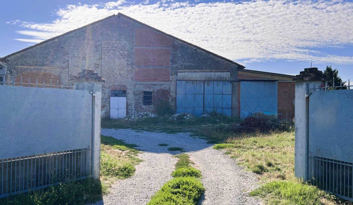 facciata rustico da ristrutturare Rivarolo di Torrile