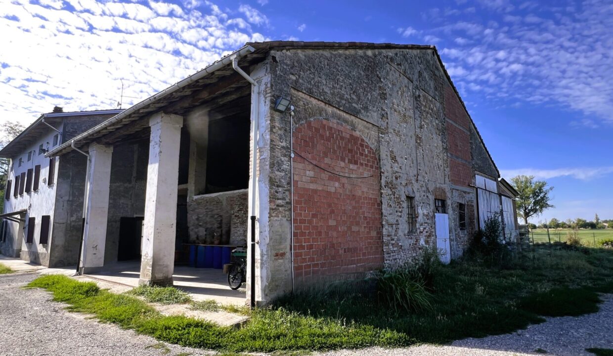 facciata rustico da ristrutturare Rivarolo di Torrile