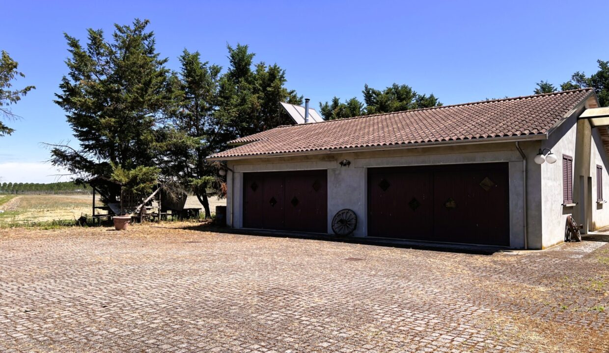 garage appartamento con giardino Sissa campagna
