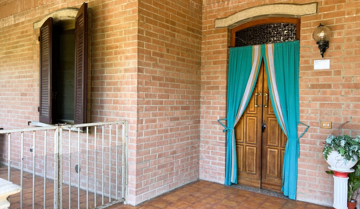 ingresso appartamento con giardino Sissa campagna