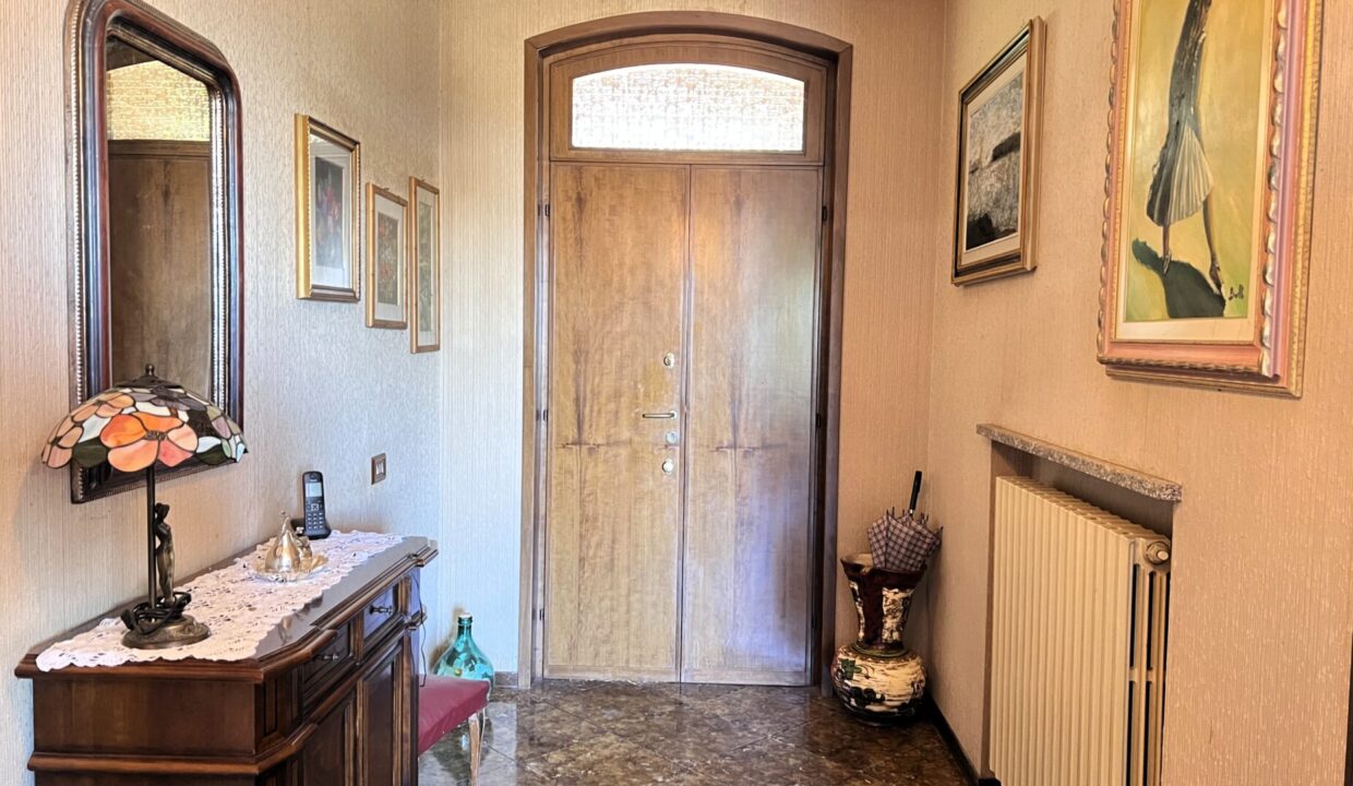 ingresso appartamento con giardino Sissa campagna