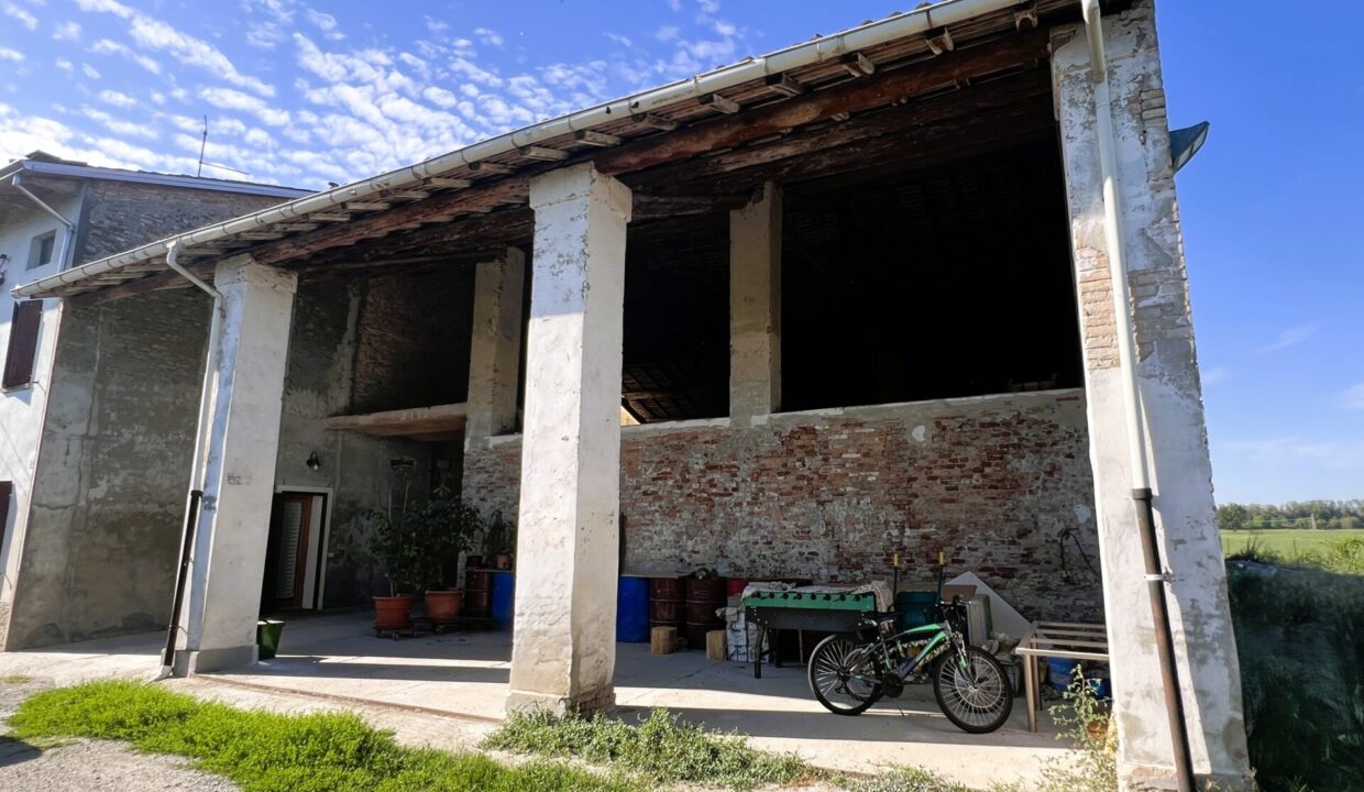 portico rustico da ristrutturare Rivarolo di Torrile