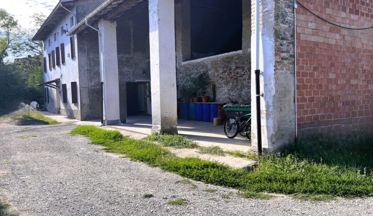 portico rustico da ristrutturare Rivarolo di Torrile