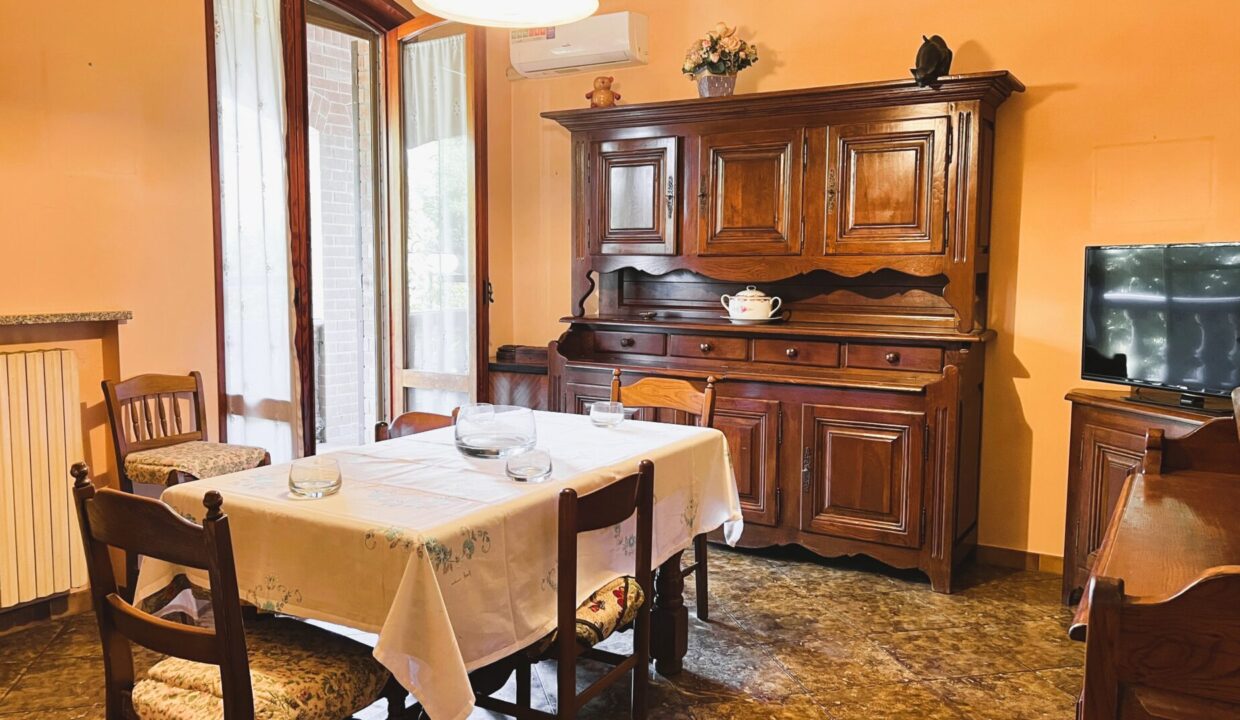 sala da pranzo appartamento con giardino Sissa campagna
