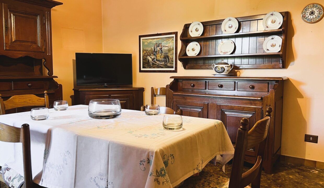 sala da pranzo appartamento con giardino Sissa campagna