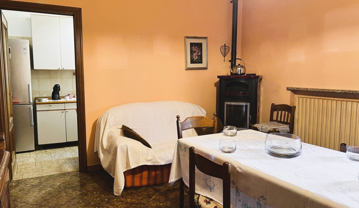 sala da pranzo appartamento con giardino Sissa campagna