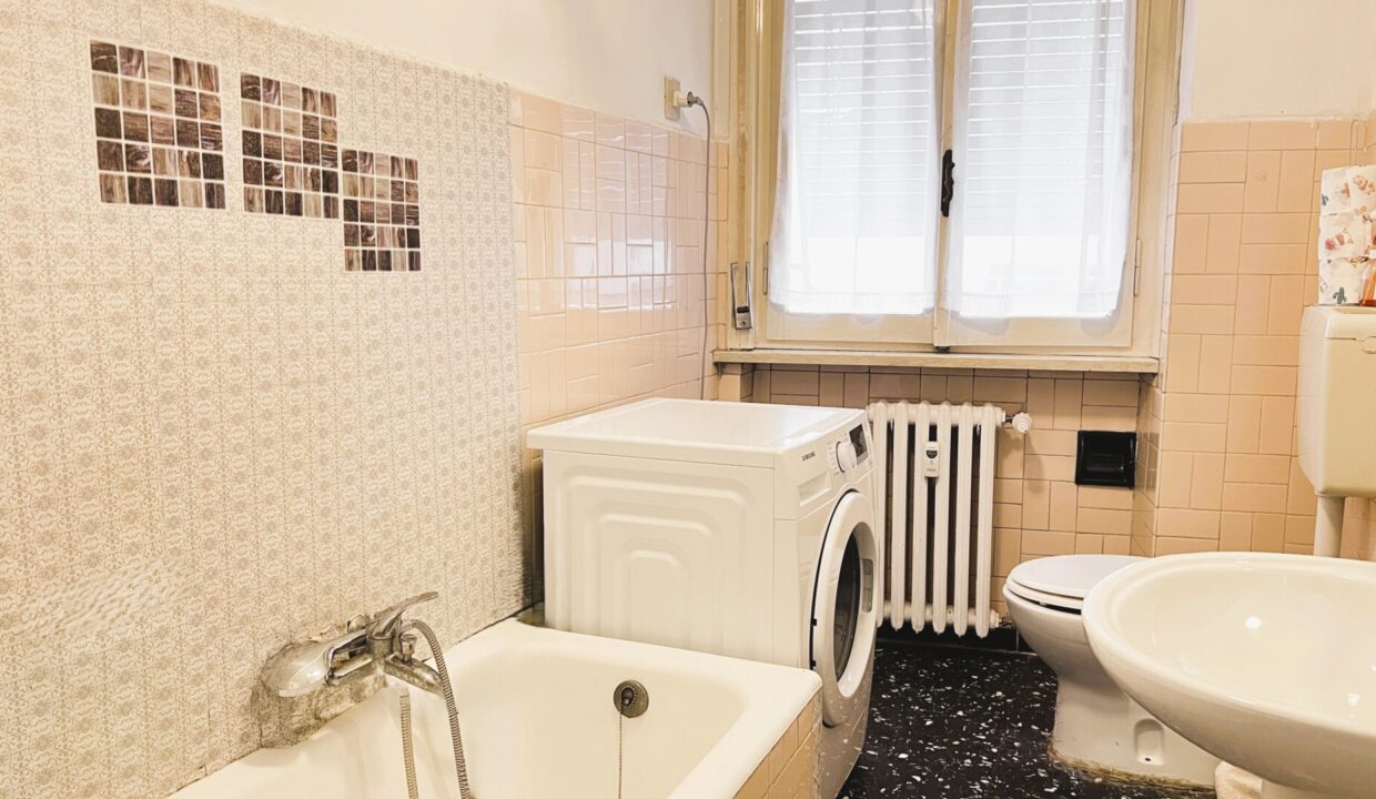 bagno appartamento con 3 camere Parma