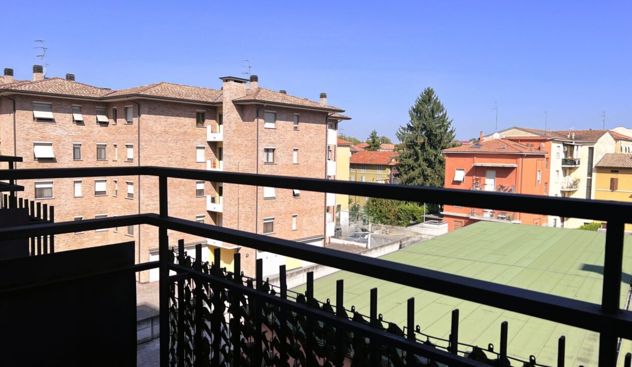 balcone appartamento con 3 camere Parma