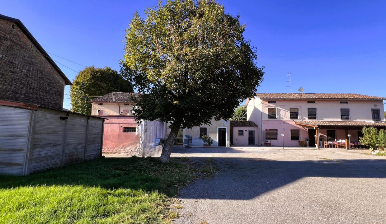cortile casa da ristrutturare vicinanze Colorno