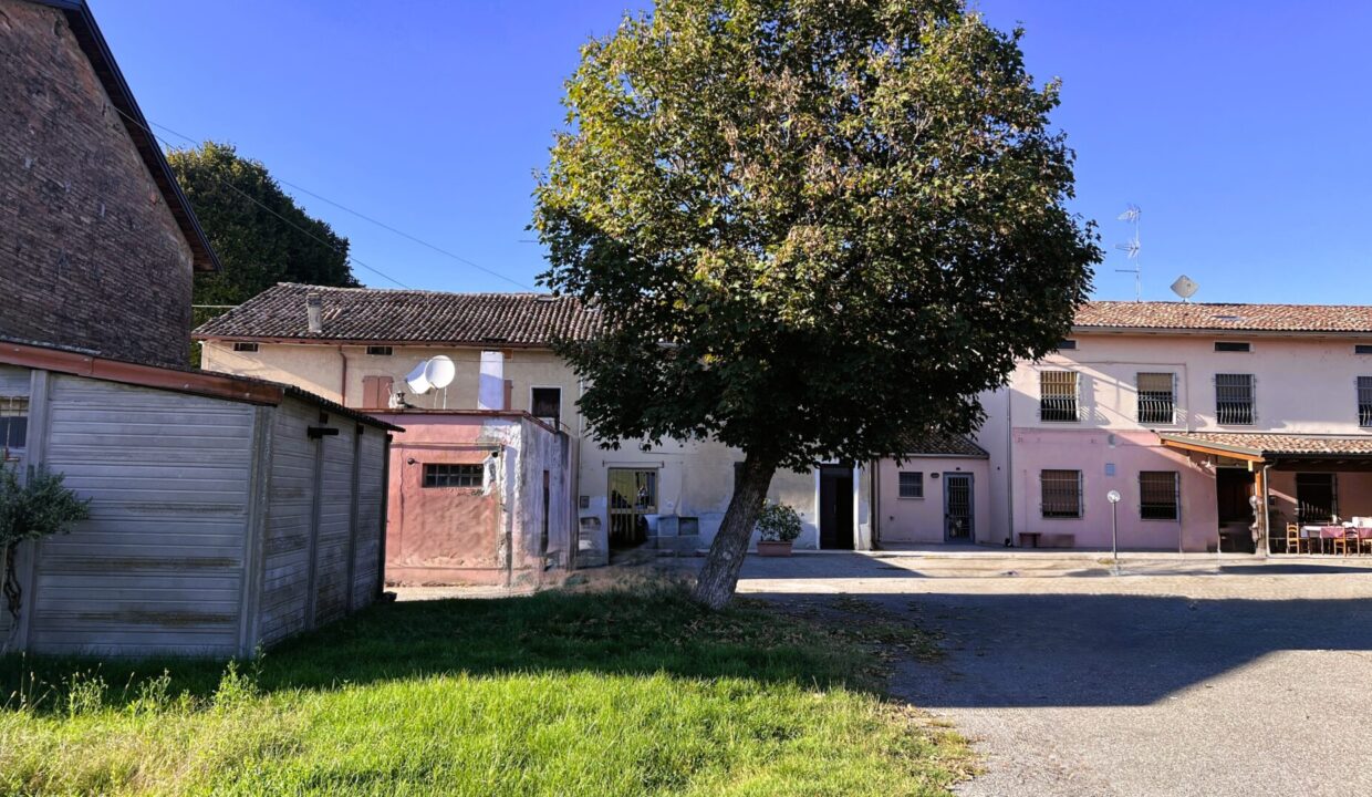 cortile casa da ristrutturare vicinanze Colorno