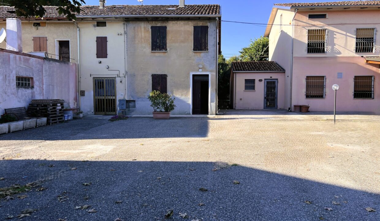 cortile casa da ristrutturare vicinanze Colorno