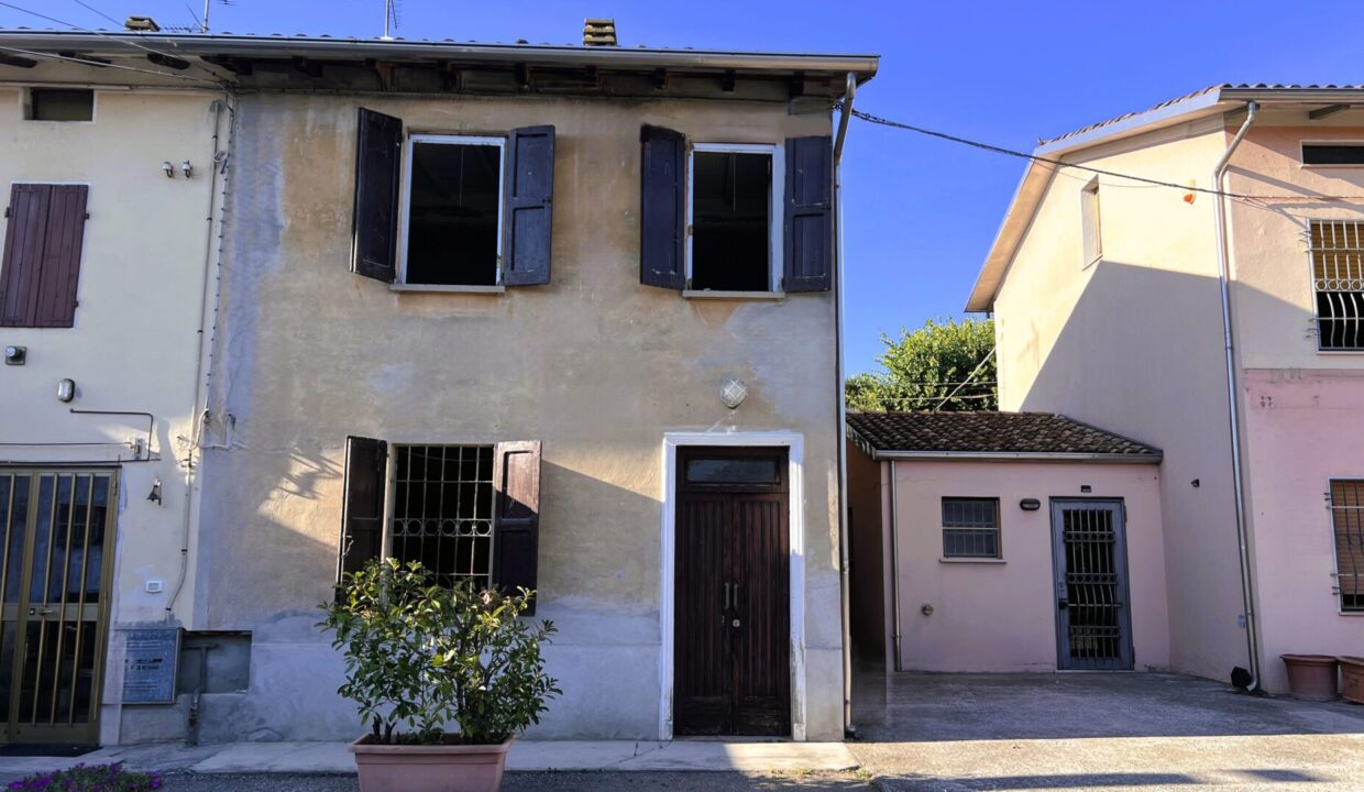facciata casa da ristrutturare vicinanze Colorno