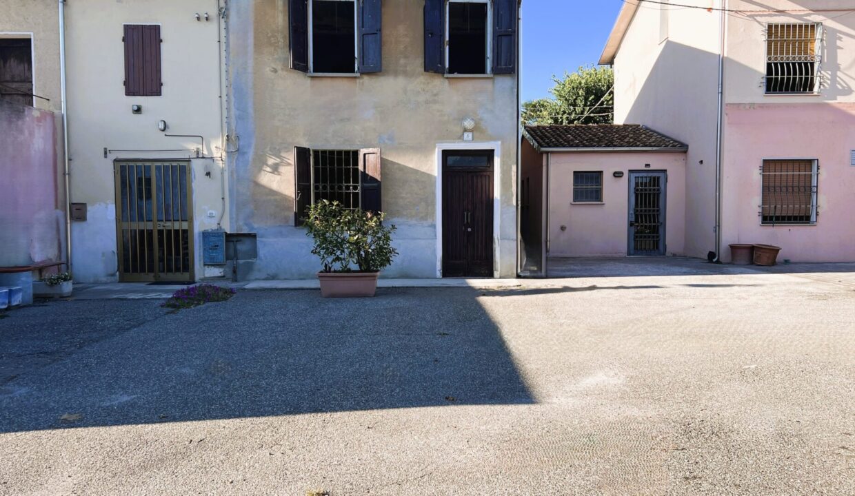 facciata casa da ristrutturare vicinanze Colorno
