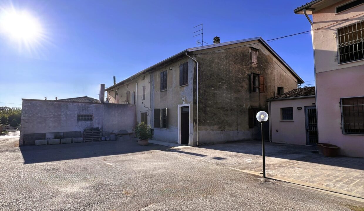 facciata casa da ristrutturare vicinanze Colorno