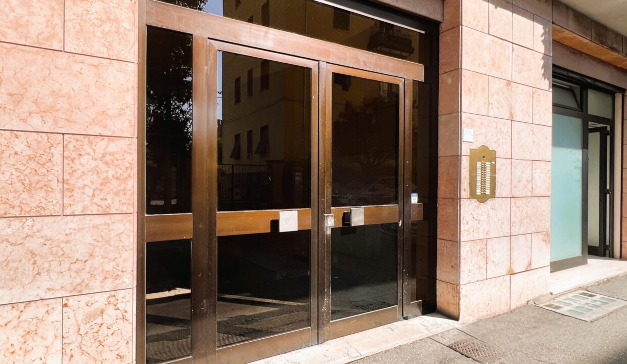 ingresso palazzo appartamento con 3 camere Parma