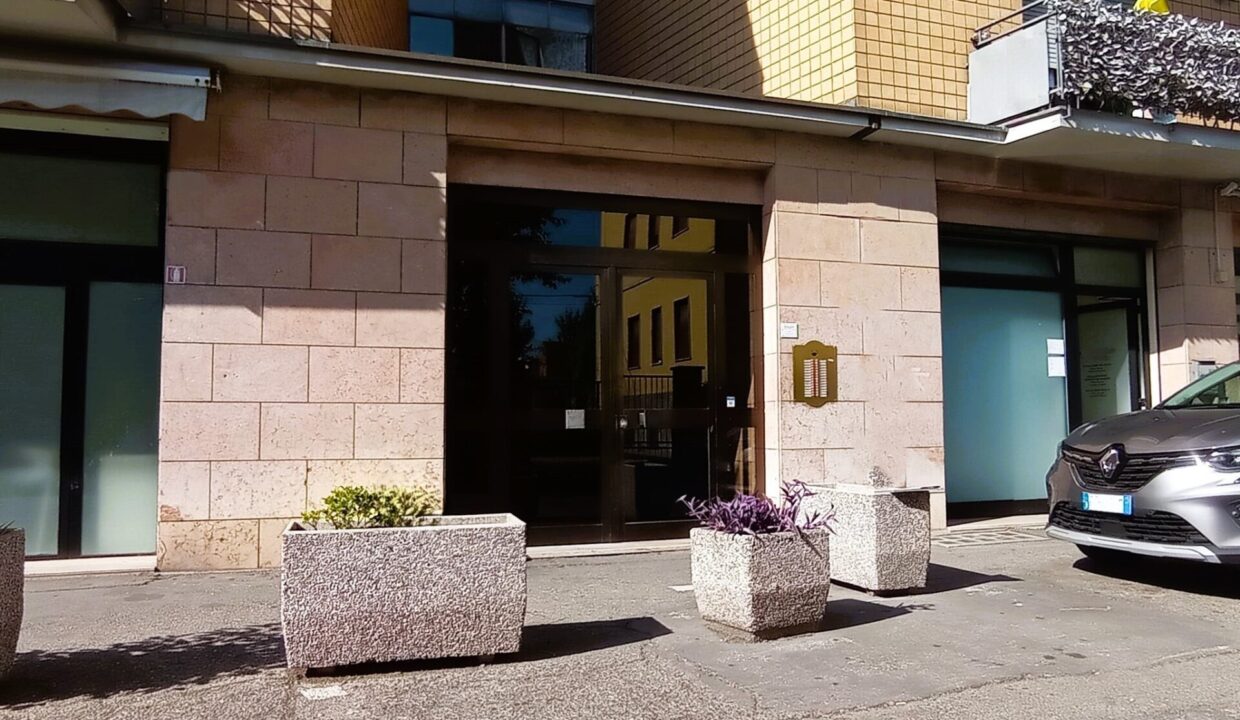 ingresso palazzo appartamento con 3 camere Parma
